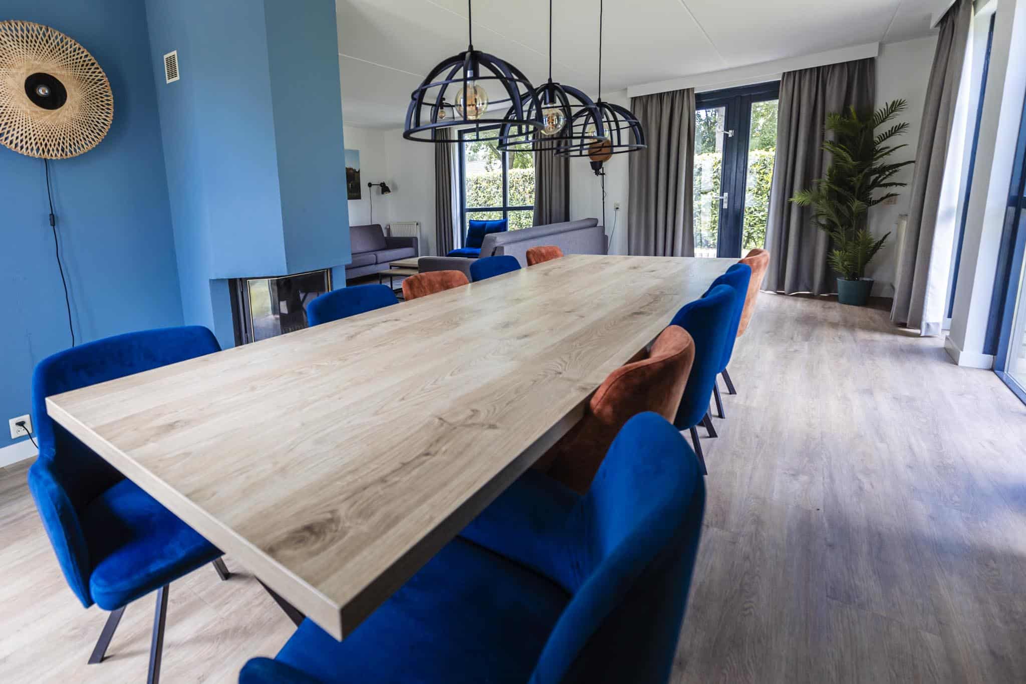 interieur vakantiehuis eettafel